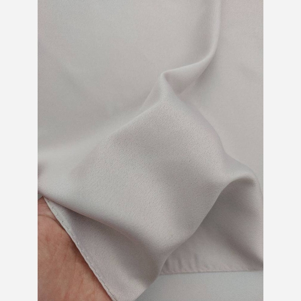روسری ساتن زمینه براق قواره 110 دور دوخت